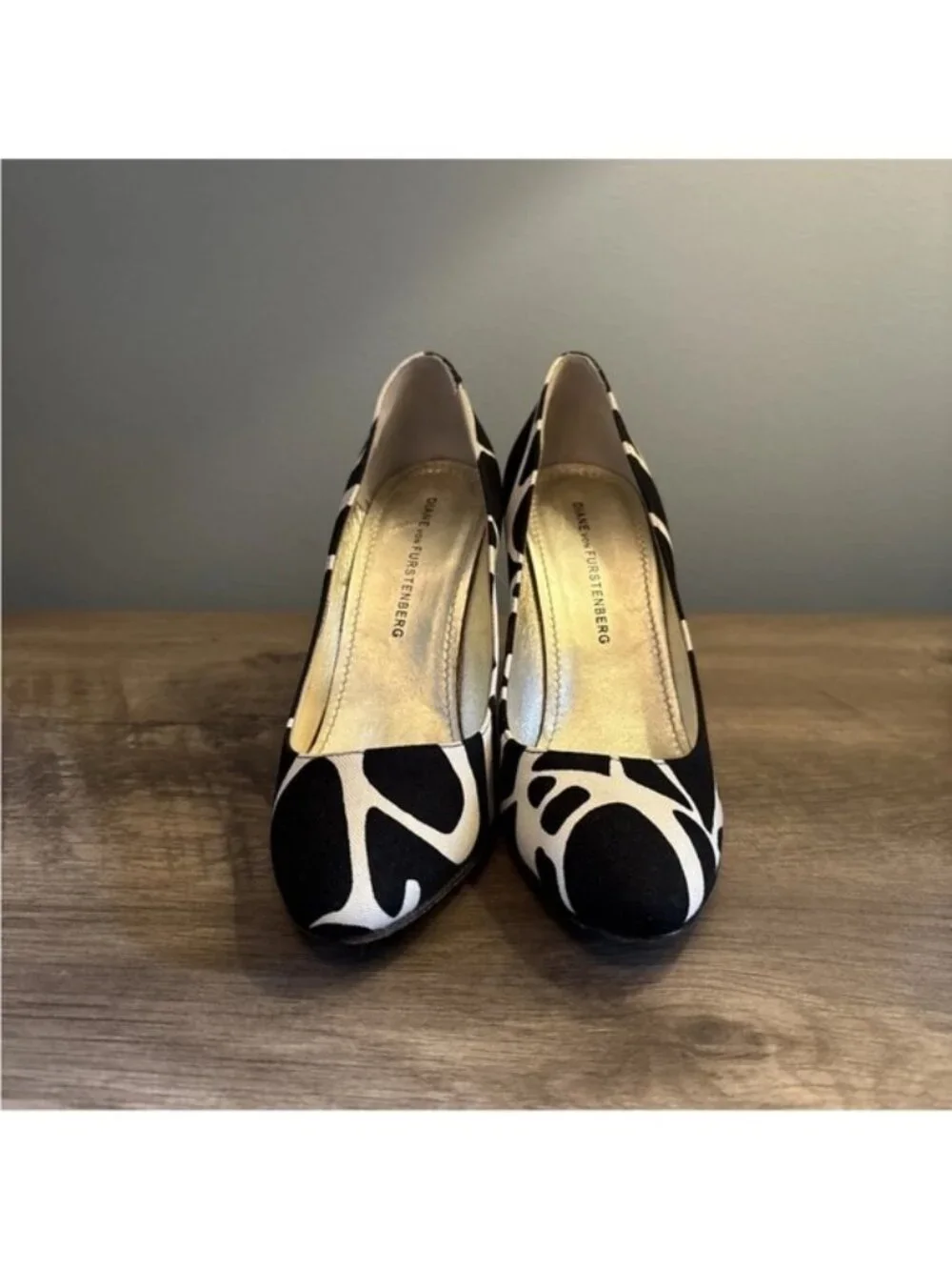 Diane Von Furstenberg Women's Black White Print Pump Heels Shoes Gold Heel 7M - Picture 3 of 14